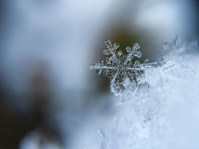 Snowflake formation depends on its surroundings